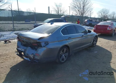 2021 BMW 530I xDrive z USA, uszkodzony, nr VIN WBA13BJ04MWW89577